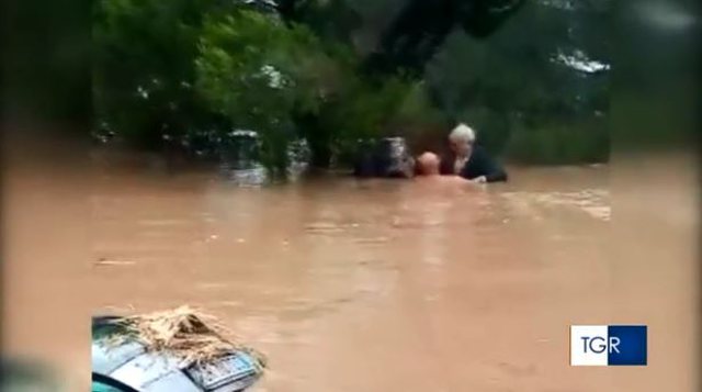 VIDEO/ Makina e italianit po mbytej: Shqiptari kthehet në hero dhe i shpëton jetën në çastet e fundit