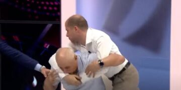 VIDEO/ Politikanët grushtohen LIVE në emision, në fund i japin dorën njëri-tjetrit