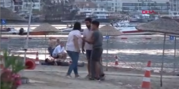 VIDEO/ Ngjarje e pazakontë: Gruaja rreh me grushta dhe shkelma burrin në mes të plazhit