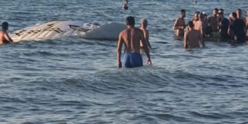 E pazakontë! Shihni çfarë ka ndodhur sot në plazhin e Qerretit, pushuesit vrapojnë me urgjencë në det