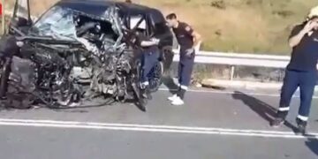 Aksident i frikshëm! Shikoni si është bërë copë “Land Rover”-i pas përplasjes me autobusin, ka të vdekur