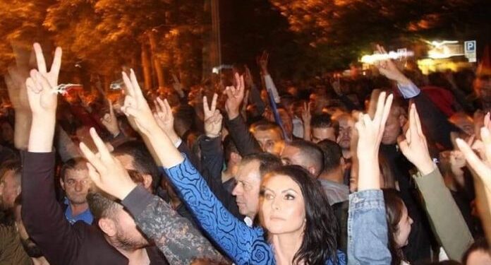 Lufta me horrat me minifund është betejë e humbur! Shpërthen keq zyrtarja, njofton largimin nga Partia Demokratike: Nuk eci me njerëz pa moral, rrugët tona ndahen këtu