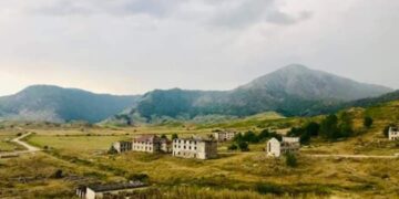 Biza e braktisur e Martaneshit, aty ku fshihej hoteli kurativ për Beqir Ballukun