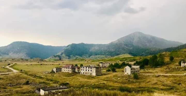 Biza e braktisur e Martaneshit, aty ku fshihej hoteli kurativ për Beqir Ballukun