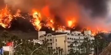 Pamje apokaliptike në Turqi! Shikoni si flakët kanë “pushtuar” Bodrumin: Evakuohen turistët, vdes edhe 25-vjeçari që ishte vullnetar në ‘luftë’ për shuarjen e zjarreve (Video)