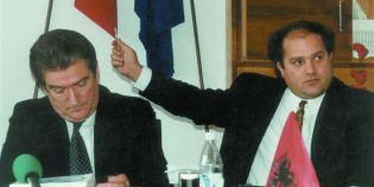 Aishe Haklaj tregon çfarë ndodhi 10 ditë para se të ekzekutohej Azem Hajdari: Ai drejtoi gishtin nga Sali Berisha për vrasjet! Ne e besuam Azemin!