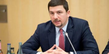 U zgjodh sot kryetar i ri i PDK, kush është Memli Krasniqi, si arriti nga këngëtar i “Ritmit të Rrugës”, të zëvendësonte Hashim Thaçin