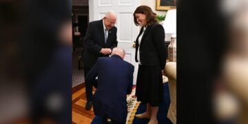 Arsye e habitshme! Ndodh si asnjëherë më parë: Biden gjunjëzohet para ndihmëses së presidentit të Izraelit!