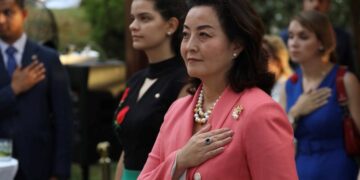 Me dorën në zemër! Ambasadorja Yuri Kim jep mesazhin e fuqishëm: Ta çojmë akoma më përpara demokracinë!