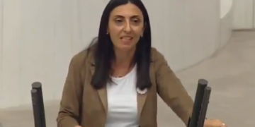 Video që po ‘thyen’ rrjetin! Protestoi kundër Erdogan, deputetja i’a merr këngës në mes të Kuvendit