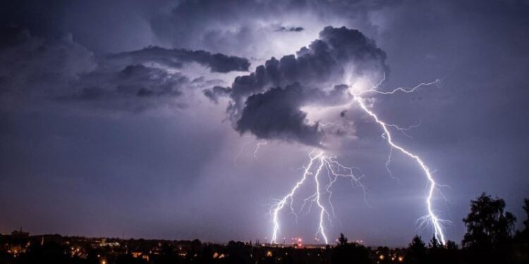 E rëndë/ Rrufeja vret 11 persona dhe plagos disa të tjerë, në momentin që ndodhi tragjedia ata po bënin një selfie