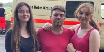 Mbi 80 viktima dhe 1300 të zhdukur nga përmbytjet! Babai shqiptar lumturohet më shumë se kurrë nga telefonata që merr në mbrëmje: Ja çfarë kishte ndodhur me dy vajzat e tij!