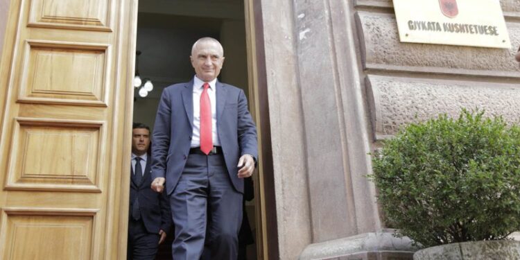 Me plotësimin e Gjykatës së Lartë, Kushtetuesja gati në shtator për të shkarkuar Metën: Ndërkombëtarët fundosin presidentin