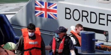 “Kërkoni siguri në BE”! Qeveria britanike u dërgon mesazh të prerë azilkërkuesve: 4 vjet burg për këdo që…
