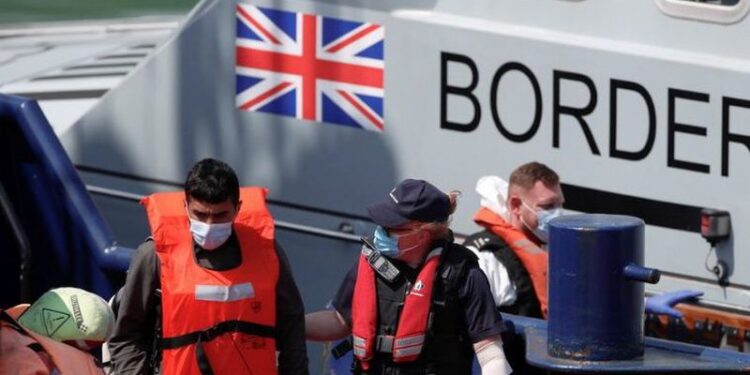 “Kërkoni siguri në BE”! Qeveria britanike u dërgon mesazh të prerë azilkërkuesve: 4 vjet burg për këdo që…