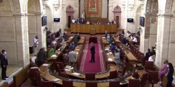 VIDEO/ Miu hyn në Parlament dhe ‘ngre në këmbë’ deputetët: Publikon pamjet që po qarkullojnë me shpejtësi në rrjet