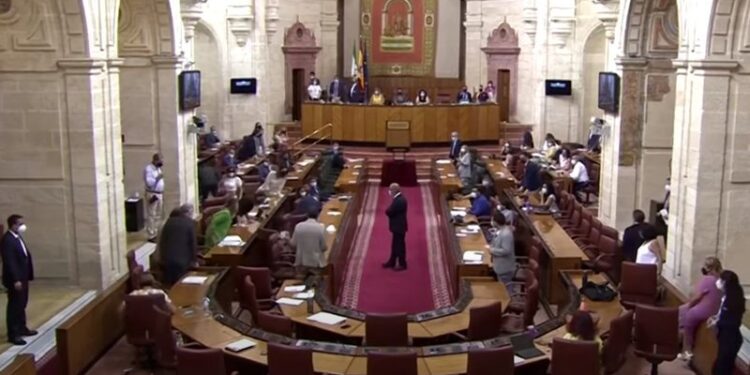 VIDEO/ Miu hyn në Parlament dhe ‘ngre në këmbë’ deputetët: Publikon pamjet që po qarkullojnë me shpejtësi në rrjet