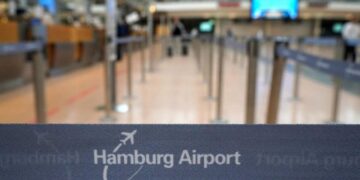 Shqiptarët ngrënë në këmbë aeroportin e Hamburgut në Gjermani: 16 makina policie shkojnë me shpejtësi në vendngjarje!