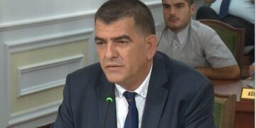 Saimir Vishaj paralajmëron zhvillime të bujshme: Gushti do të jetë “vapë e madhe për jakat e bardha”