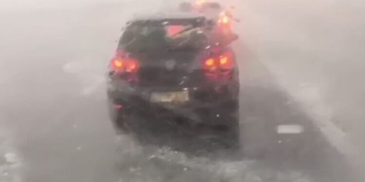 ‘Çmendet’ moti, breshëri bën namin në Itali, shkatërron me qindra makina (VIDEO)