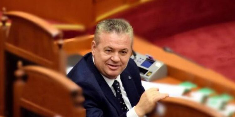 “Gati padia në SPAK”! Murrizi plas ‘bombën’ për krahun e djathtë të Ilir Metës: Zbulon aferën e madhe korruptive të tij Kur ishte ministër ai ‘avulloi’ tenderin 6.3 milionë €!