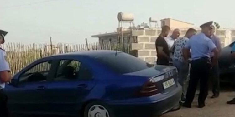 Tronditëse! Del video nga vendi ku ndodhi krimi i 4-fishtë sot në Lushnje: Si u vra 30-vjeçari nga kushëriri? Pamje nga prona që u kthye ‘në mollë sherri’ mes tyre