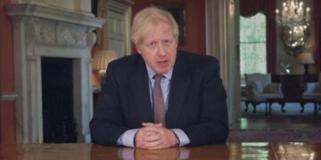 Boris Johnson i ndodh e papritura me çadrën në përkujtimoren për oficerët e policisë: Publikohet momenti që i “shkriu” së qeshuri të gjithë