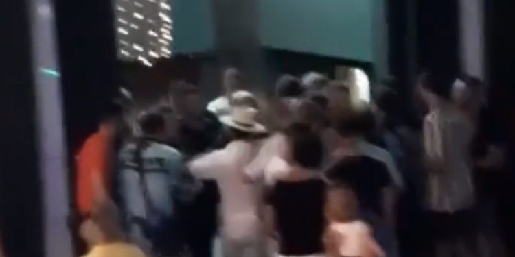 Publikohet videoja që po qarkullon me shpejtësi! Plas sherri mes turistëve dhe truprojave në koncertin e Noizyt