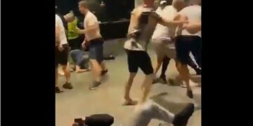 VIDEO/ Çmenden tifozët anglezë! Nuk u del inati dhe rrahin keq italianët kur dilnin nga Wembli, policia bënë “tifozllik”: Shikoni përleshjen e pazakontë që ka ndodhur!