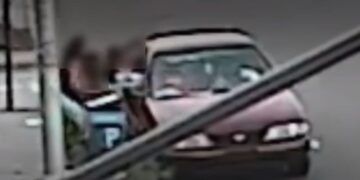 Publikohet videoja që po qarkullon me shpejtësi! Një burrë tenton të rrëmbejë 5-vjeçarin, por nëna e tij bën mrekulli