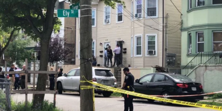 Burrin e gjetën të zhveshur nga mesi e sipër: Zbardhet mesazhi tronditës që i kishin shkruar në gjoks pas ekzekutimit