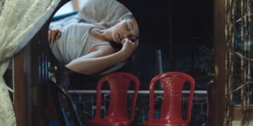 Ndodh edhe kjo! Gruaja lë derën e ballkonit hapur për fresk gjatë natës, kur zgjohet gjen komshiun në krevat duke e …