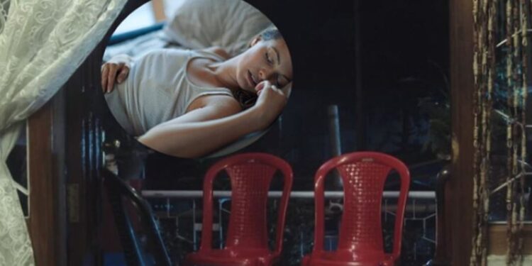 Ndodh edhe kjo! Gruaja lë derën e ballkonit hapur për fresk gjatë natës, kur zgjohet gjen komshiun në krevat duke e …