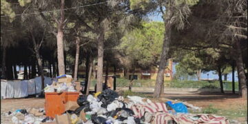 “Mirë se vini në Golem”! Mbeturinat pushtojnë rrugët: Shqetësim për turistët