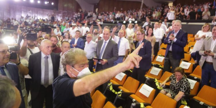 E patë si u prit heroi “non grata “Sali?! A kishte të drejtë At Zef Pllumi kur thoshte: Pa i’u ndërruar truri këtij populli, s’kemi si të hyjmë në Europë