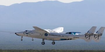 Miliarderi kryen me sukses misionin në hapësirë: Anija Virgin Galactic kthehet në tokë