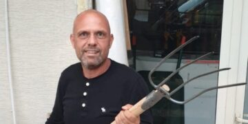 Manjani i byzylykëve si “zëhamsi” i Berishës, sulmon Yuri Kim:  Barin ta hash vetë! Opozita të shpallë “non grata” në Shqipëri