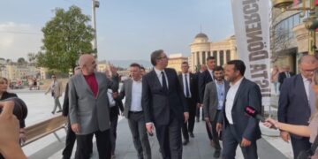 Rama në Maqedoninë e Veriut, shëtitje krah Zaev dhe Vuçiç, qytetarët iu kërkojnë ‘selfie’