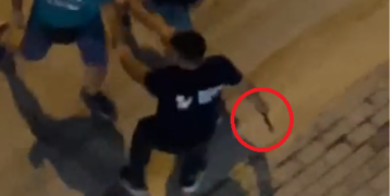 Ulërima e sharje! I ngacmuan të dashurën turistit: Plas sherri në Sarandë Kamerieri i picerisë i ‘sulet’ me thikë!