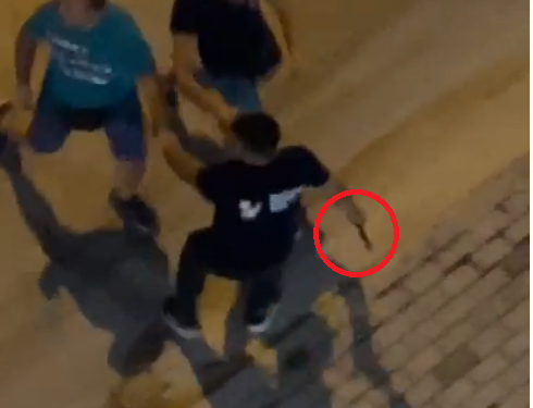 Ulërima e sharje! I ngacmuan të dashurën turistit: Plas sherri në Sarandë Kamerieri i picerisë i ‘sulet’ me thikë!