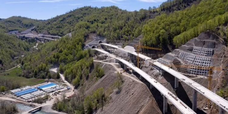 “Autostrada për askund” që fut Malin e Zi në borxh, Kina mund të marrë tokë nga vendi fqinj