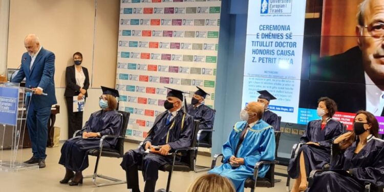 Edi Rama për Petrit Rukën: Është autori më i gabuar për t’u bërë i famshëm, por do të jetë aty kur të famshmëve do t’i u jet  harruar emri