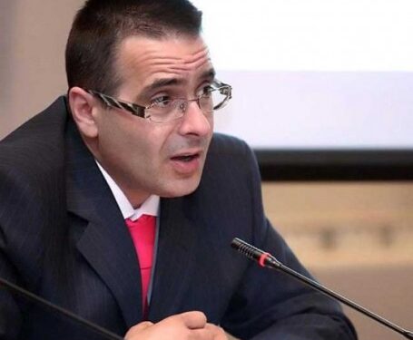 Artan Hoxha (presidenti): Sali Berishën nuk ka “bir nëne a bir kur*e” ta tërheqë, ai nuk është njeri por histori