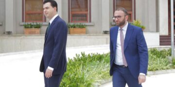 FOTO/ Basha humb zgjedhjet por edhe “Merecedesin”, Gaz Bardhi i merr makinën luksoze liderit të PD-së