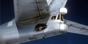 VIDEO/ Bombarduesi rus Tu-95MS reklamon mitralozin e frikshëm të bishtit
