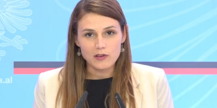 Qeveria distancohet ndaj ish-zv/ministres Romina Voda: Për tu punësuar nuk nevojitet partia apo arkat e peshkut