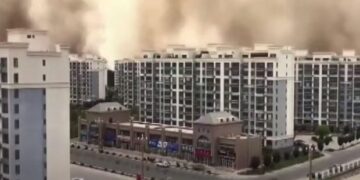Qielli i gjithi i kuq! Pas përmbytjeve stuhi rëre “mbizotëron” Kinën, autoritetet në alarm: Ndalohen fluturimet dhe evakuohen banorët! (Video)