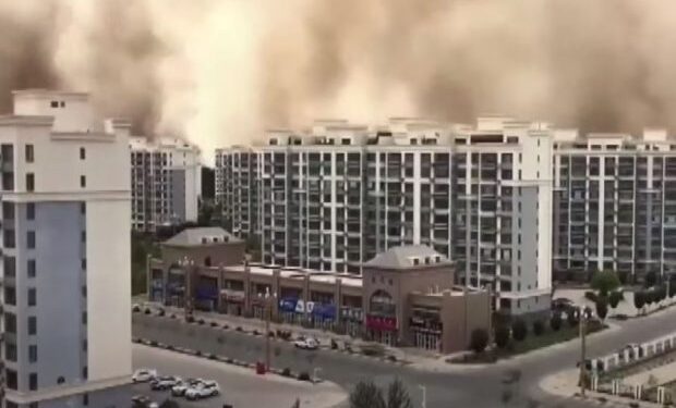 Qielli i gjithi i kuq! Pas përmbytjeve stuhi rëre “mbizotëron” Kinën, autoritetet në alarm: Ndalohen fluturimet dhe evakuohen banorët! (Video)