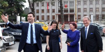 “Matematicieni” Basha: 7000 delegat në 2300 ulëse! Nuk përmbahet Kreshnik Spahiu, nxjerr ‘blof’ PD-në: Në prehrin e Saliut është ulur Gazi dhe Luli! (Foto)