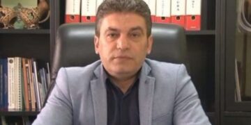 Dalin para Gjykatës Fatos Tushe dhe zyrtarët e bashkisë së Lushnjës